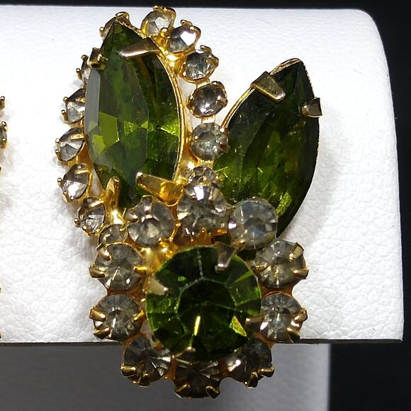 Weiss Green Clear Rhinestone Earrings, Gold Plated, 1960s Vintage Jewelry - Picture 6 of 10